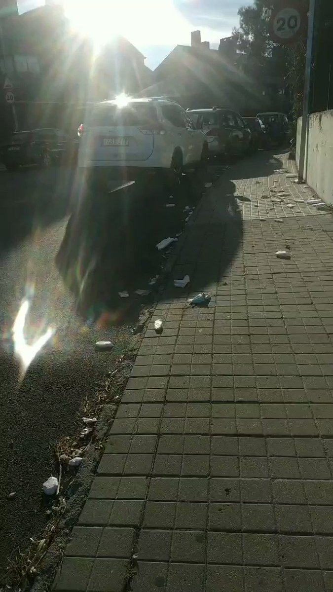 ¿Pasa lo mismo en tu calle en #LasRozas o #LasMatas?
No te quedes callado, exige que se recojan los contenedores y se limpien todas las zonas.