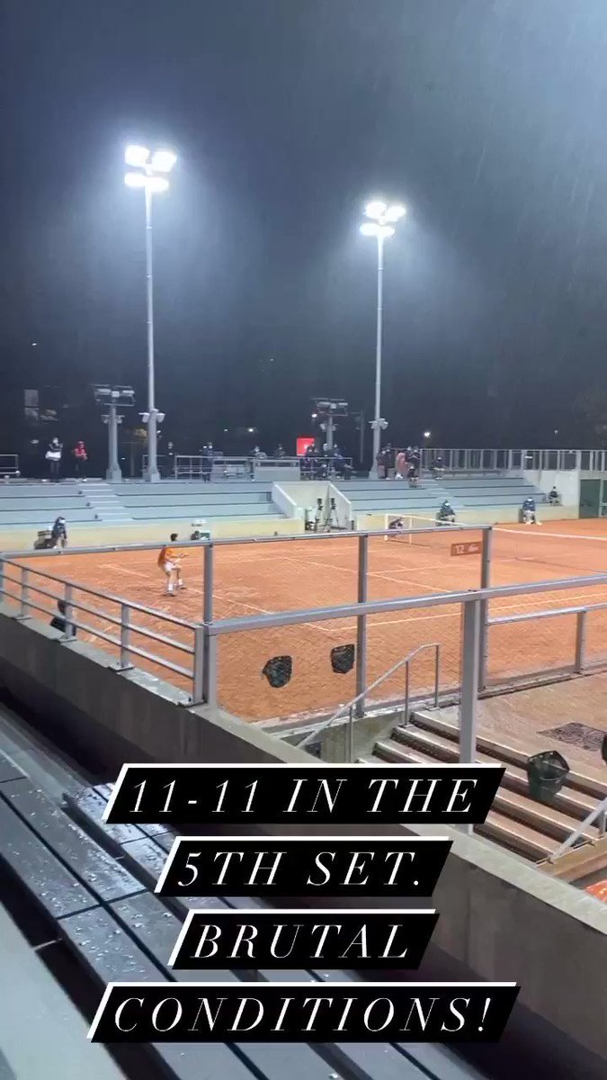 This was 11-11 in the fifth set of Londero v Delbonis. This really deserved a huge crowd. Also how brutal are the conditions! Players were soaked and balls were heavy!!!!! ๐ฅต #RG2020 https://t.co/qddBJ2C46R