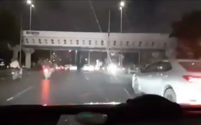 Just happened now a drunk driver crashed a vehicle on Sharah e faisal.
#Karachi https://t.co/DIqX0jBlo2