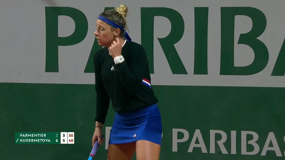 La belle carrière de @ppauline86 à #RolandGarros s'achève ce mardi 29/09 à 23h18 face à la Russe Kudermetova
Les proches de Pauline, la DTN, le capitaine @julienbenneteau et beaucoup d'autres étaient au bord du court pour le dernier match de la 🇫🇷
👏🏻 Bravo & M-E-R-C-I Paupau 💙 https://t.co/cBbNlbeFlz