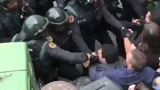 No puc descriure aquell sentiment, mescla de por i dignitat. Havíem vist les primeres imatges de violència policial i sentíem les sirenes a prop. Sabíem que ens venien a hostiar però vam quedar-nos allà, sota pluja. El nostre acte transcendia la política.
#1Oct2017 #1octubre