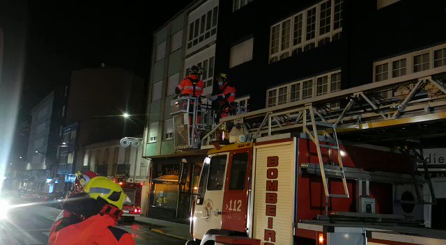 (1) A.D.C.Bomberos Boiro en Twitter: "Dotacións de bombeiros do Consorcio Provincial Contraincendios e Salvamento da Coruña con base en Boiro e Ribeira, xunto a Policía Local de Boiro en saneamento de fachada por caída de restos de persianas na Rúa Principal no Concello de Boiro. En días de vento moita precaución ⚠️ https://t.co/feFGddffTe" / Twitter