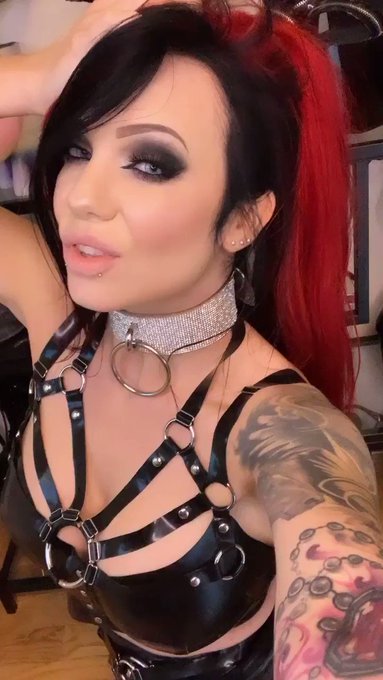 Weekend mood! 💖💖💖 
Choker from @ICEQUEENCO1 #starfucked #latex #fetishmodel #tattoos https://t.co/QL