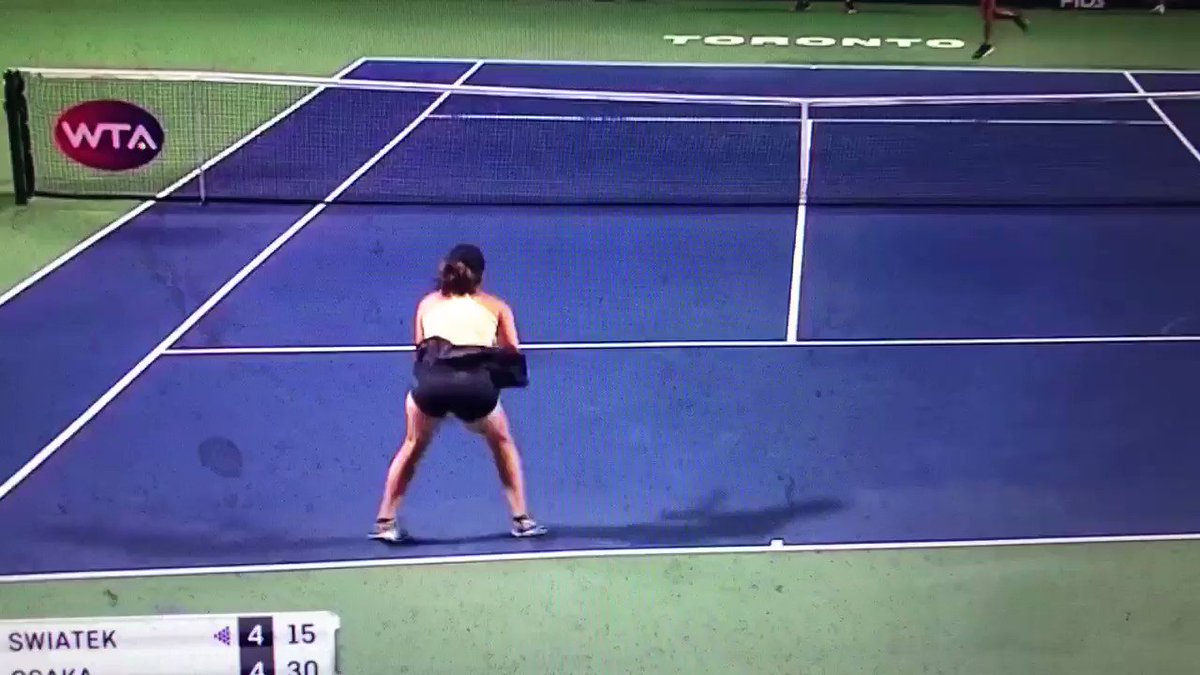 Random thought, but two players who hit their forehands with very similar techniques: Iga Swiatek and Kyle Edmund