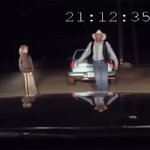 女性警官が酒気帯び運転の疑いがある相手に？ダンサーのように歩いてみてと言った結果!