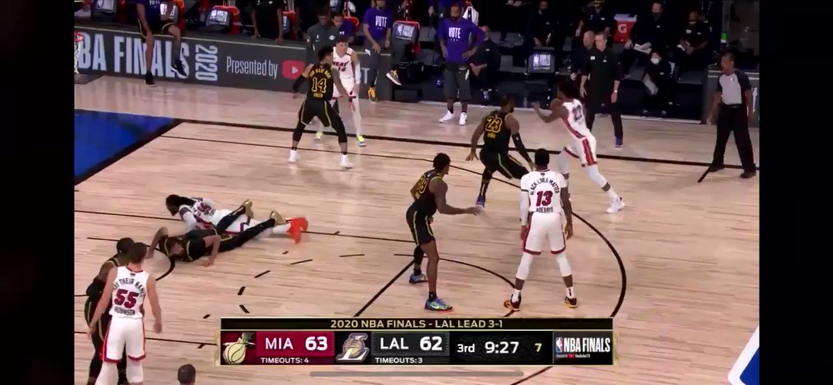 Anthony Davis blamed Andre Iguodala for re-aggravating his injury but had the nerve to do this lol @NBAOfficial https://t.co/EvYlXr1RNe