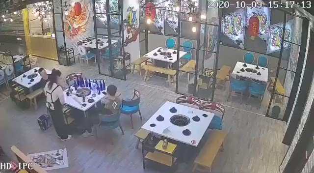 まるで映画のワンシーン！？男性客に絡まれた女性店員が強すぎる・・！