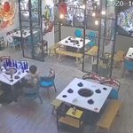 まるで映画のワンシーン!？男性客に絡まれた女性店員が強すぎる・・!