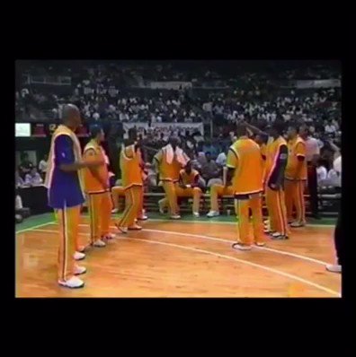 [討論] 1996的今天是 Kobe 選秀後湖人第一場比賽