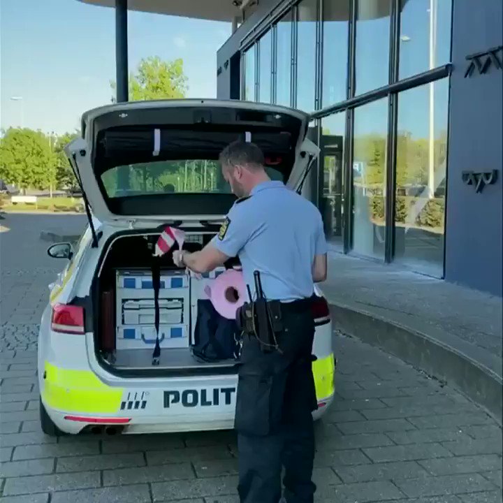 Hvis du nogensinde har gået i uniform på jobbet - uanset om du stod i butik eller noget andet - så genkender du nok situationen… #politidk https://t.co/F83q1Dn0r2