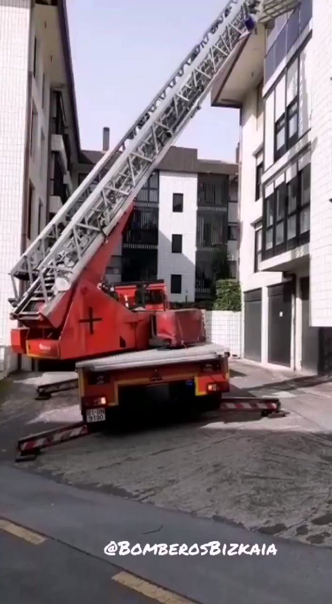 Bomberos Bizkaia en Twitter: "Desprendimiento de fachada Itsasondo #Getxo #Bomberos trabajando Eraikinak egonkorten Getxon #Suhiltzaileak lanean" / Twitter