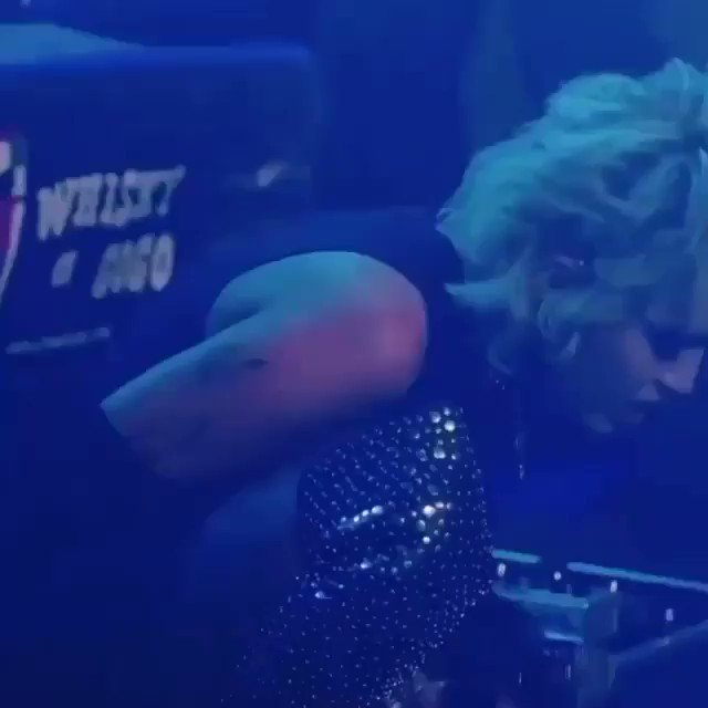 La puta ama!
#MileyCyrus #covers #MTVUnplugged