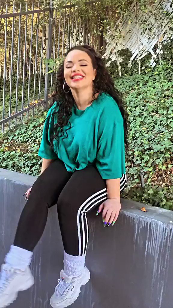 RT @seIenalusts: trisha paytas as selena quintanilla: a reaction video thread https://t.co/m8E0yUYbrD