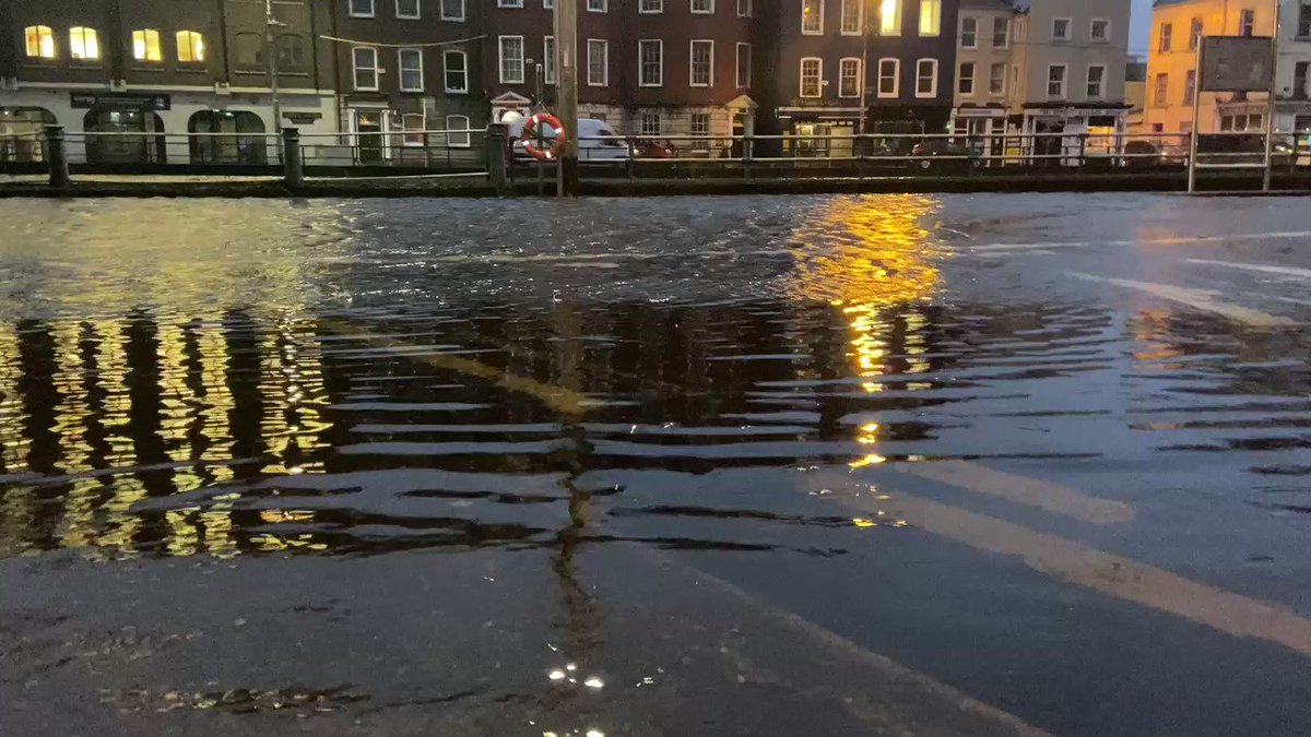 This is Fr Mathew Quay in #Cork, half an hour from high tide. There’s more water on the streets now than there was at high tide last night. #FloodWarning @rtenews https://t.co/fnjaqE7RcE