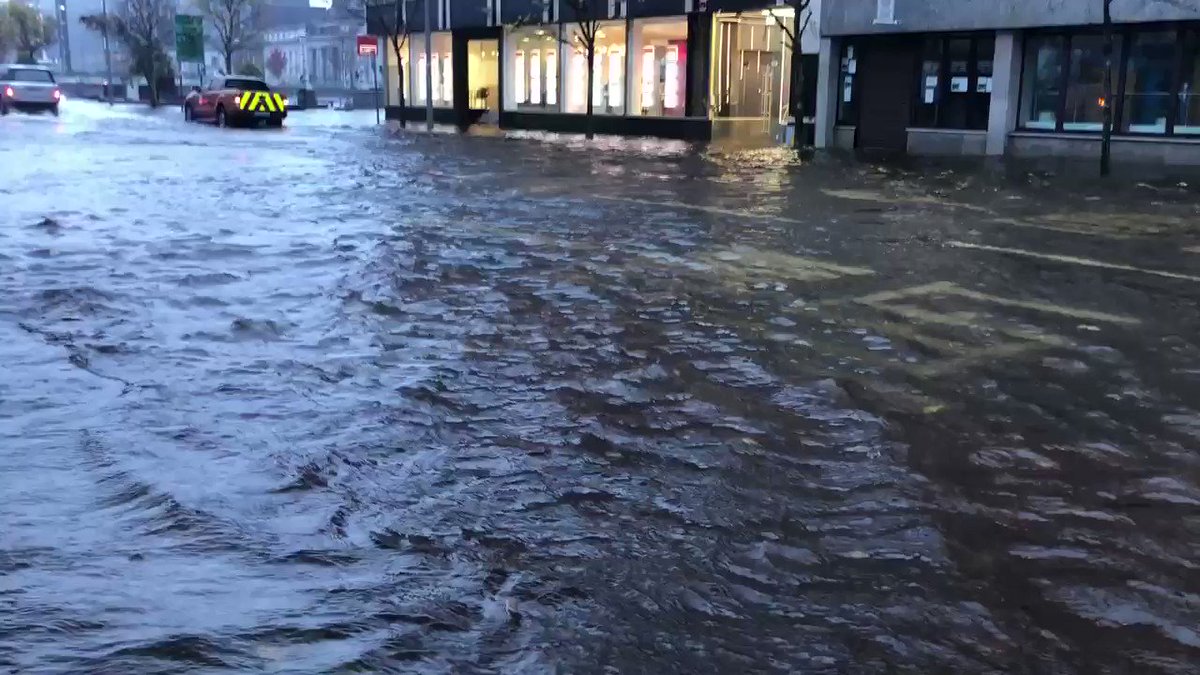 Motorists advised to avoid the city centre - South Mall at 8.44am #flooding #Cork https://t.co/bxe9Ih7RJU