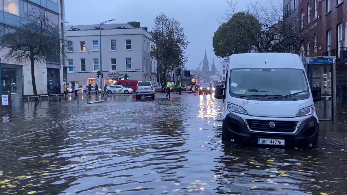 Via @PaschalSheehy @rtenews in Cork.
Past high tide; water levels rising; streets flooding now. #Cork
https://t.co/hAGlOCjz9y