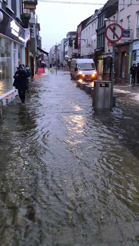 The morning after #Lockdown2 is announced, this is what happened on Oliver Plunkett St in @corkcitycentre - a street with real personality due to its many independent traders. #shoplocal #corkfloods @CBA_cork @CorkChamber #cork https://t.co/DzThTKcAuy