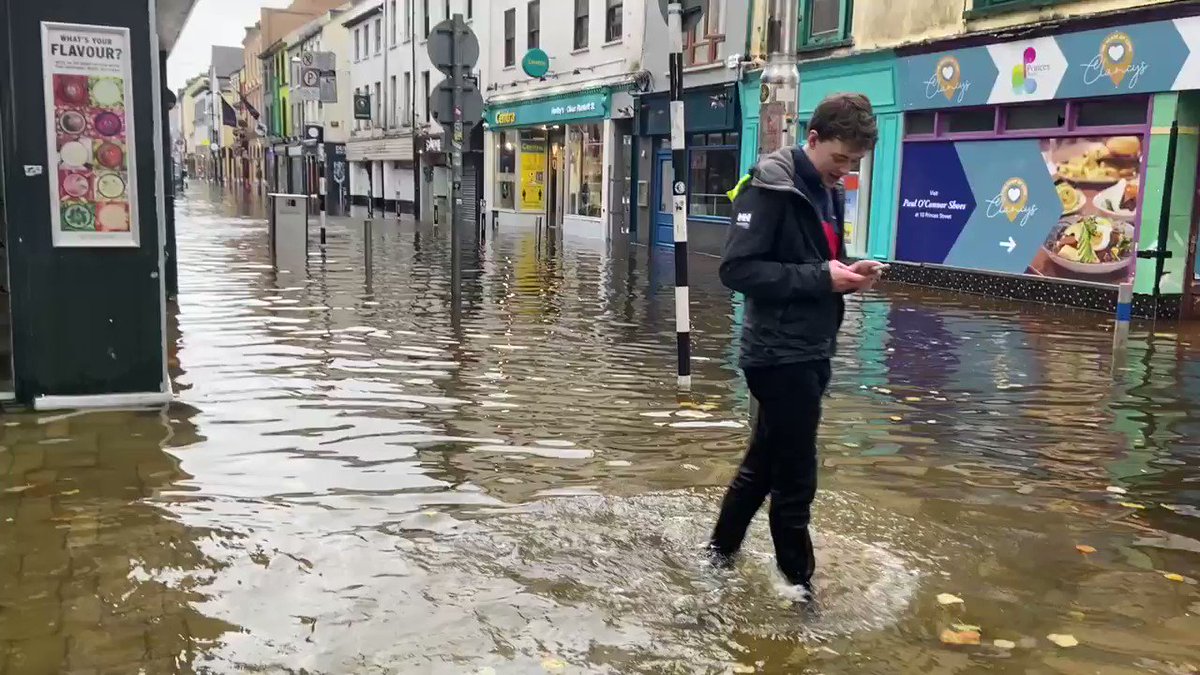 Water, everywhere — a heartbreaking scene from #Cork city centre this morning. @rtenews https://t.co/YIIlFR4b0t