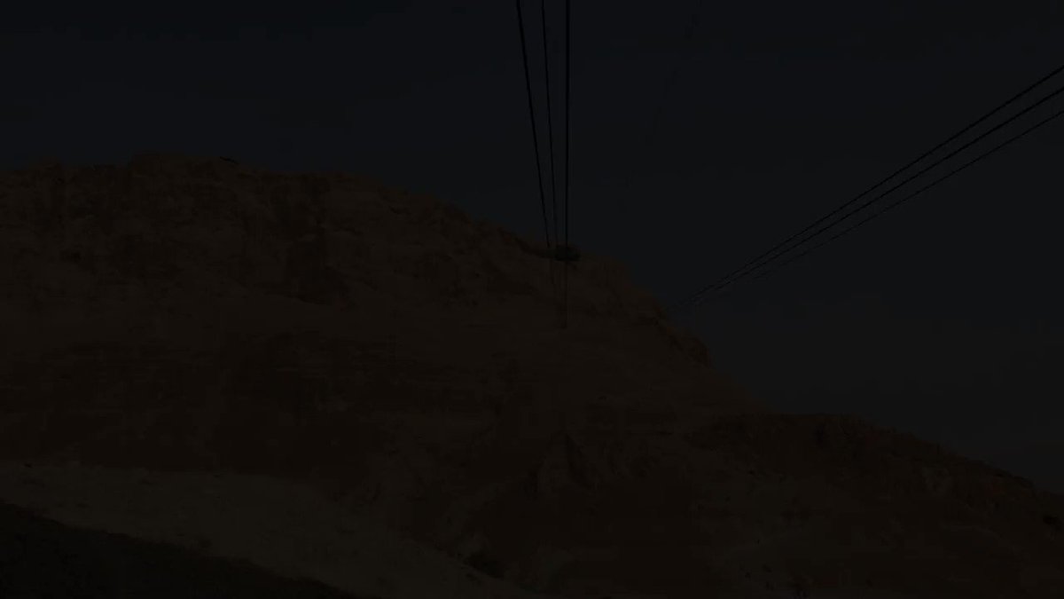 歴史の呼び声 第一次ユダヤ戦争 西暦66 73年 でエルサレム陥落後ユダヤ人が籠城したイスラエル東部にある峻険な天然の要害マサダ砦の遺跡 フラウィウス シルヴァ率いるローマ軍は攻めあぐね攻略まで3年かかった 世界遺産 すごい迫力の絶景ですね