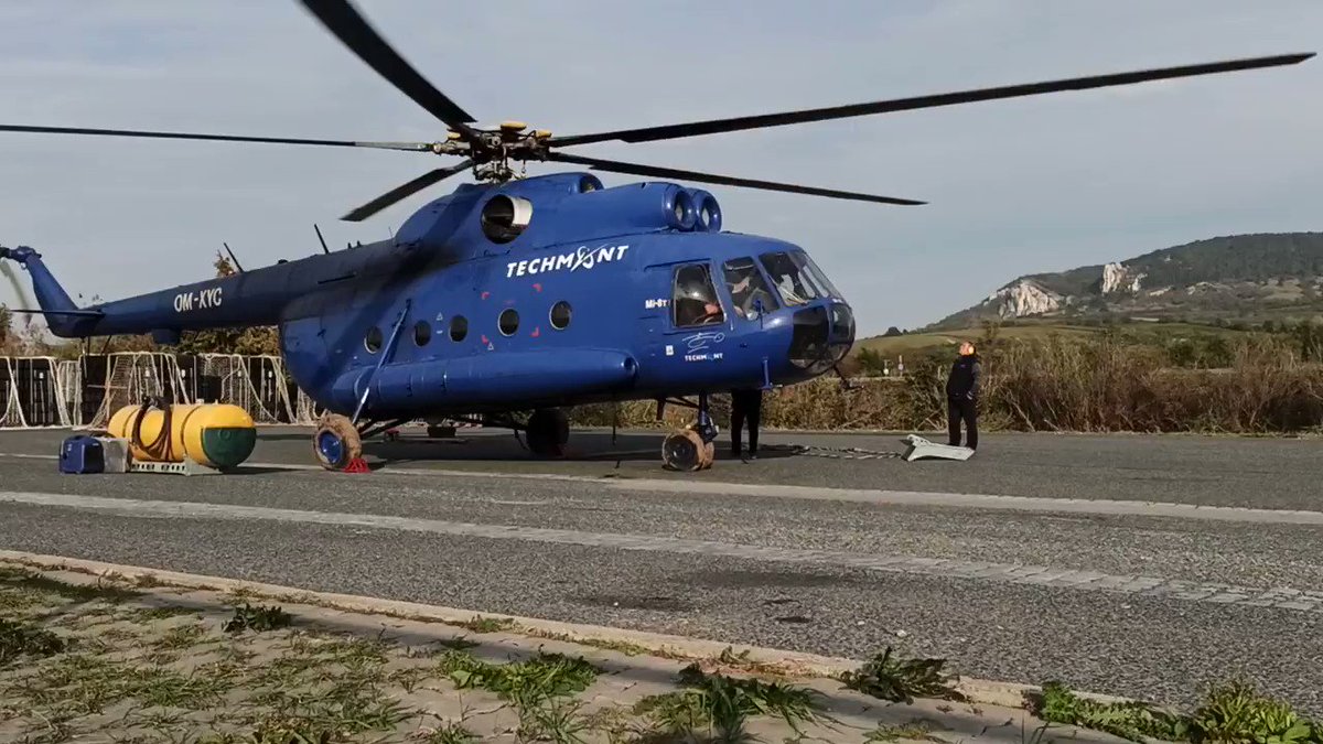 Nad Pálavou v těchto chvílích krouží vrtulník. Pod Děvín naváží 62 tun stavebního materiálu, který @EONCzech potřebuje pro opravu kabelů a demontáž elektrických stožárů. Autem tam přes CHKO, 140 výškových metrů a skalní stěnu dojet nejde. https://t.co/Tke7ptaRxb