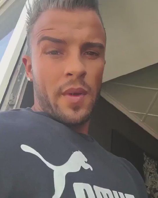 Habill&eacute; pour une fois ... ca change ? Tu veux voir le reste a poil ? Il n'y a qu'un endroit 🙊https://t