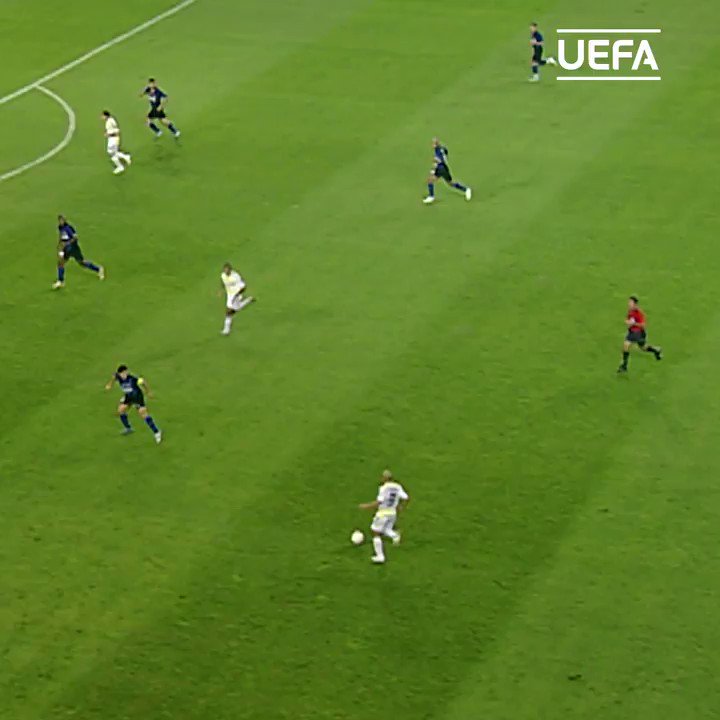 🇧🇷 A birthday beauty from Devid - teed up by @Alex10! 🔥
#UCL | #HBD 🎈 | @Fenerbahce https://t.co/BTfcwNYhVc