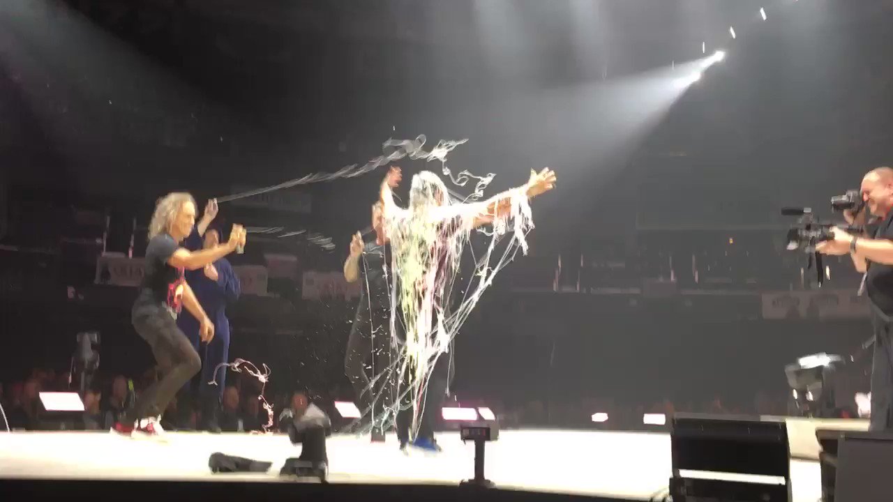 10/23: Happy 56th Birthday to Robert Trujillo  Video taken by me on 10/22/18.  