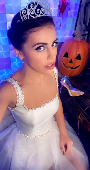 Help me find my glass slipper before the clock strikes midnight! Live on https://t.co/V7o0bjtBR3  @Twitch