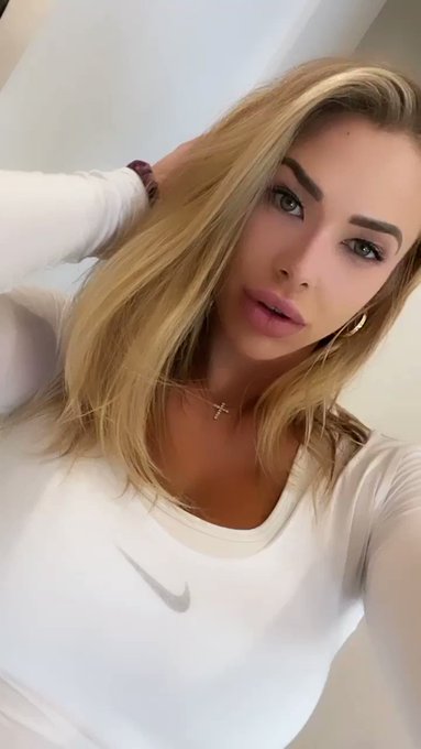 Morning! ☀️ Went back to blonde yesterday but kept my natural length... for now? ??‍♀️ Or keep it? (I