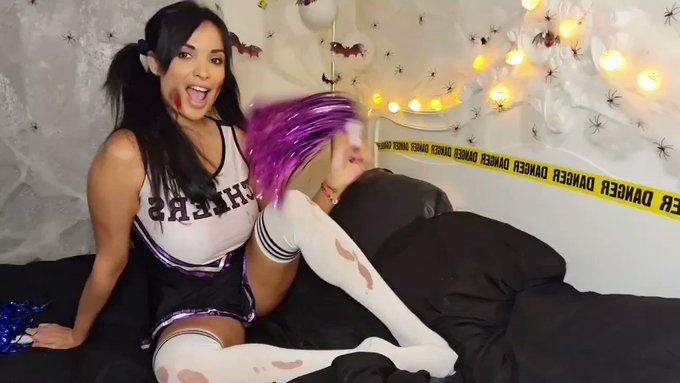 New content special Halloween ? 
And a lesbo live show with @off_yasmine on 31th Oct from 8pm CET
https://t