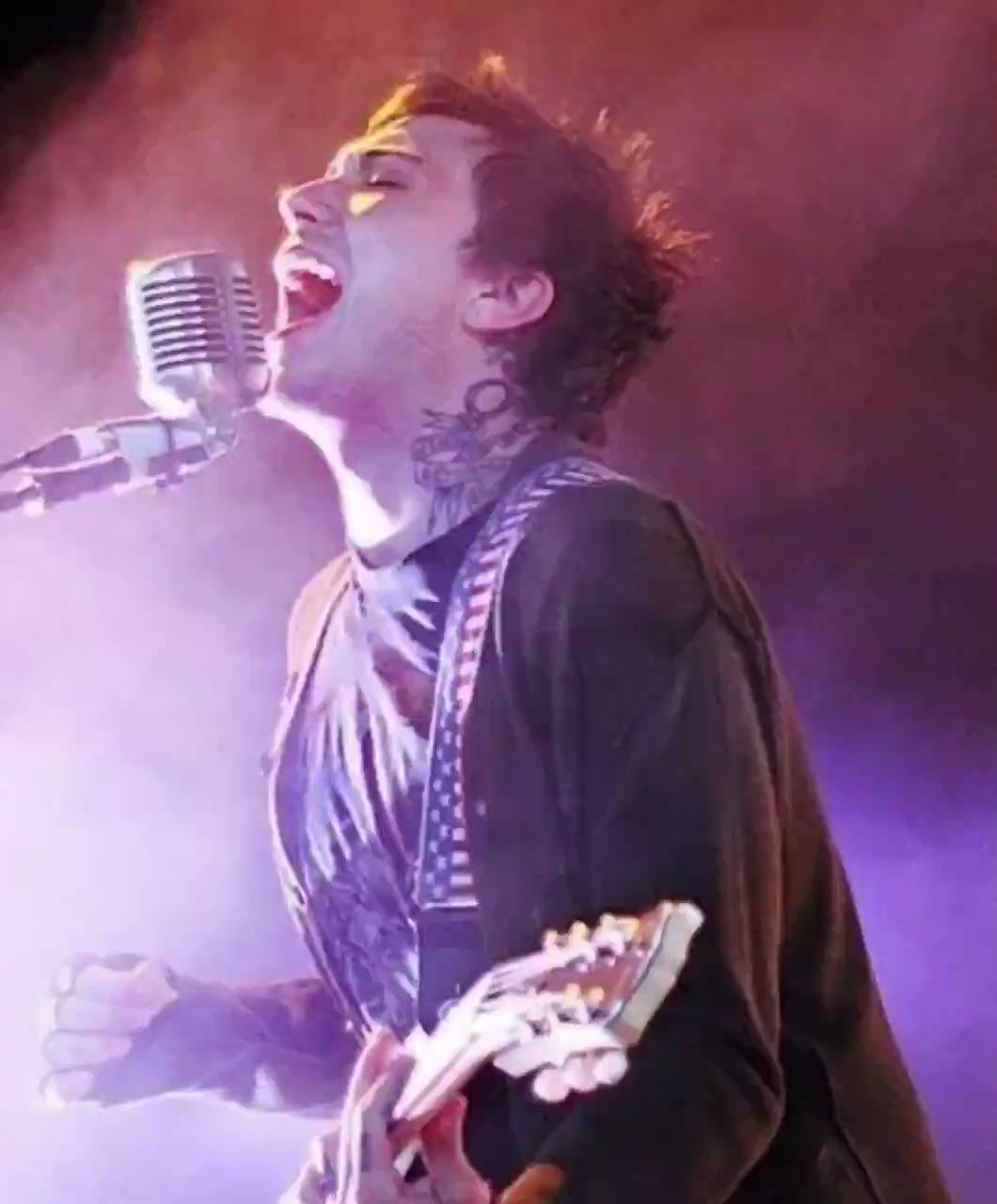 HAPPY BDAY MR FRANK IERO YOURE NOW PAOF THE 40 YEAR OLD GROUP 