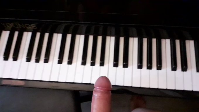 Tengo que afinar el piano, pero no va mal #playmusic https://t.co/KTpFkLMMsj