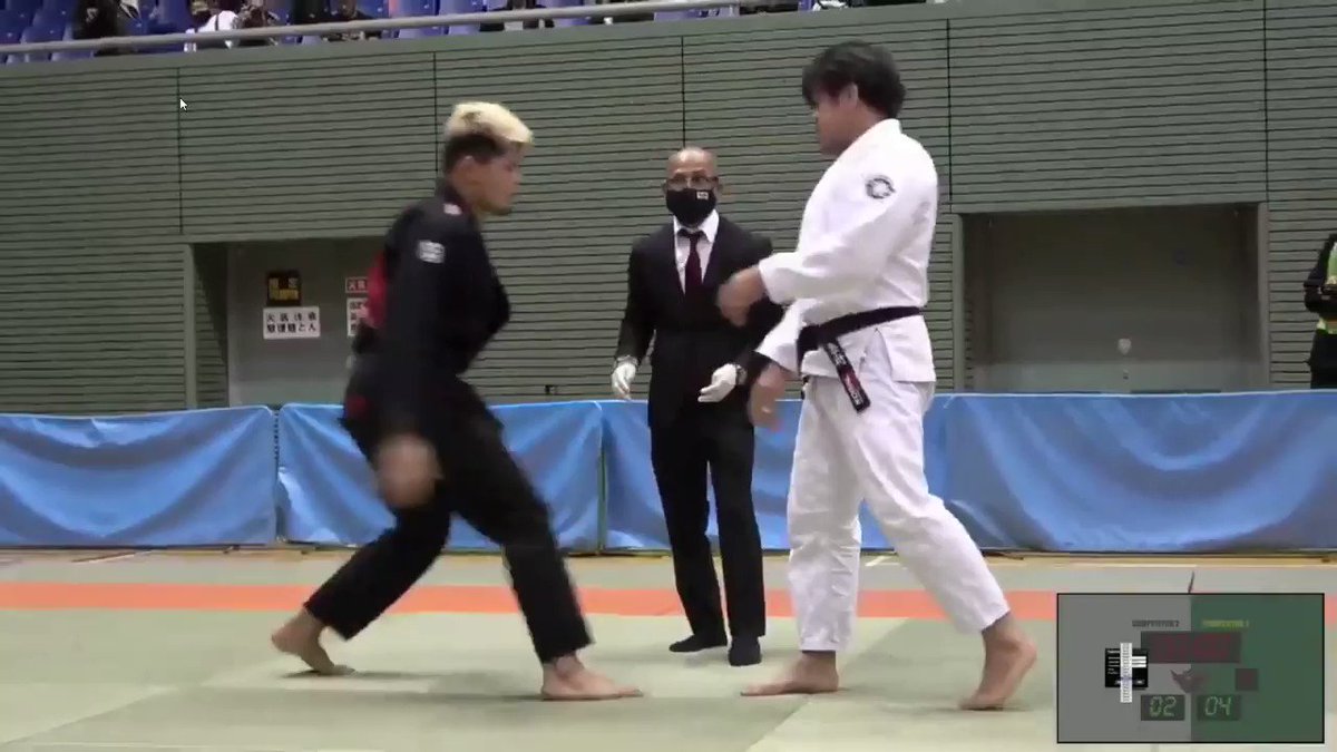 柔術の試合で絞め技により失神 覚醒した瞬間の動画が話題となり 落とされた選手もリプしてくる流れ Togetter 柔術の試合で絞め技により失神 覚醒した瞬間の動画が話題となり 落とされた選手もリプしてくる流れ Togetter