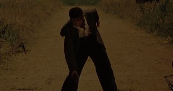 中井かんいち 世界の映画史上で最も狂っているラストシーン 三池崇史監督 Dead Or Alive 犯罪者 1999年 より 対立する主人公2人 この映画の場合は刑事とマフィア がラストで決闘というのは映画でよくあるパターンだが こんな結末を迎えるとは