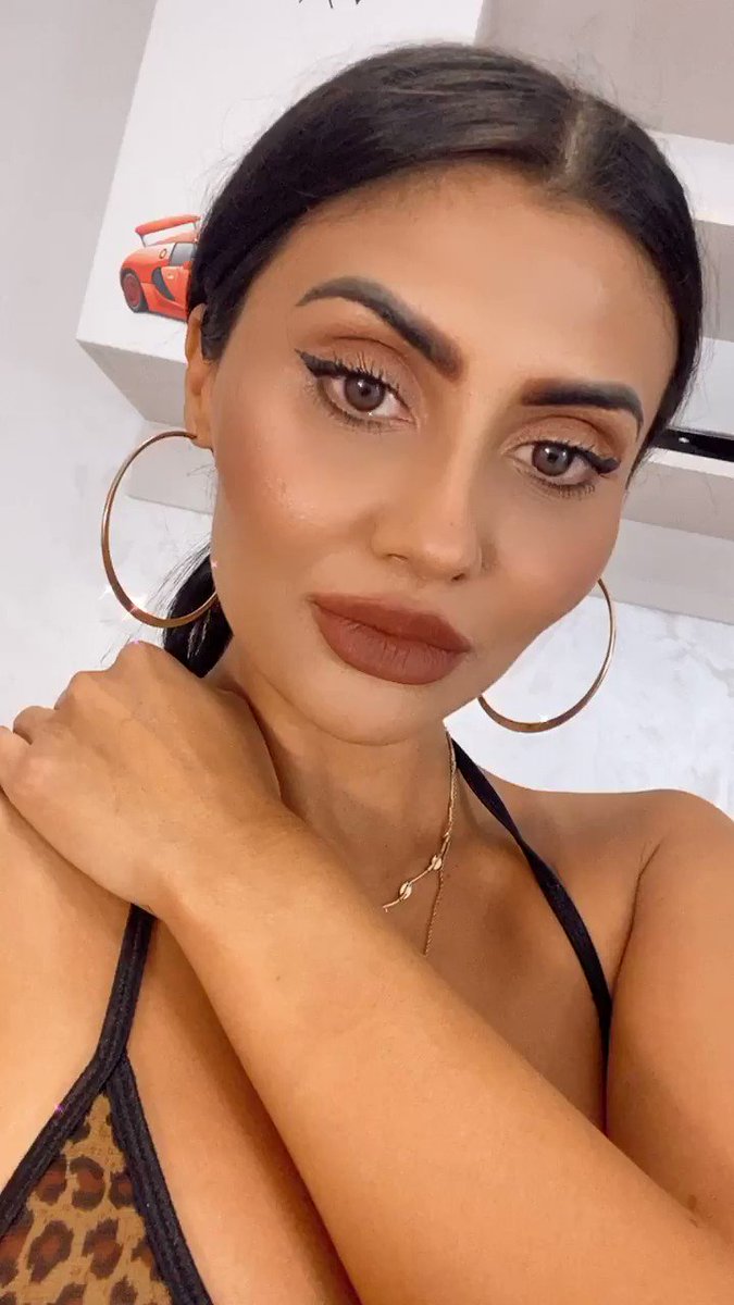 Model - Flavia McRoss feet