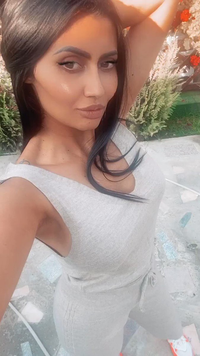 Model - Flavia McRoss pussyplay