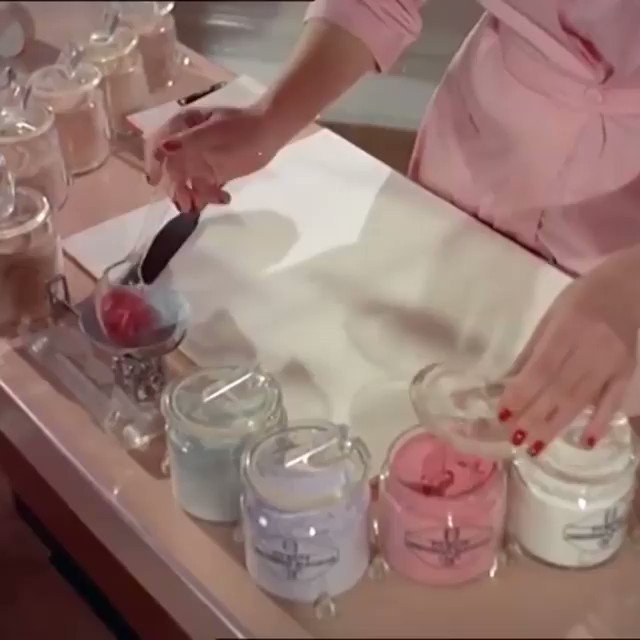 1950年代のおしろいのつくり方？！調合から成形まで目の前でやってくれている！