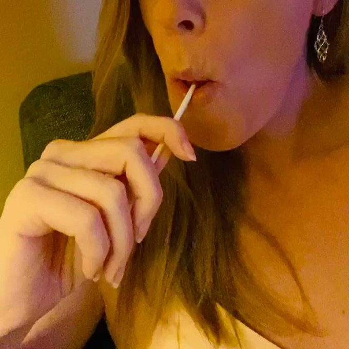 Sometimes you just need to suck something! 🤷🏼&zwj;♀️ #putitinmymouth #suckit #hayleycumminshyde https://t<a href="/tag/suckit"class="tags"><span>#suckit</span></a><a href="/tag/putitinmymouth"class="tags"><span>#putitinmymouth</span></a><a href="/tag/hayleycumminshyde"class="tags"><span>#hayleycumminshyde</span></a>