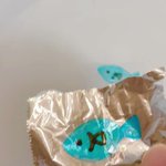 アルミホイルにホワイトボード用マーカーで描いた絵が…水に入れると浮き上がる!