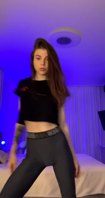 Who is my daddy ? Online on @chaturbate @_AniButler #webcam #daddysgirl #playtime https://t.co/6IwPZ