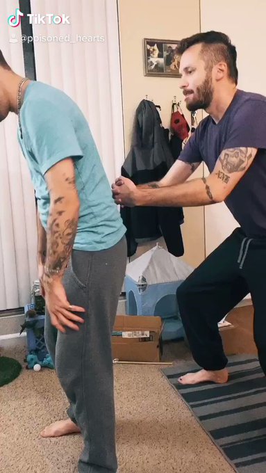 We tried this challenge and it does NOT work with a dramatic height difference ?? enjoy the flop
#couples