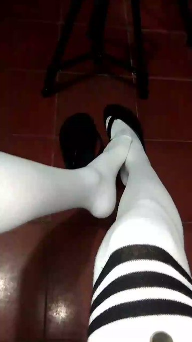 :3 ughhh socks ? https://t.co/CADzgijnYR