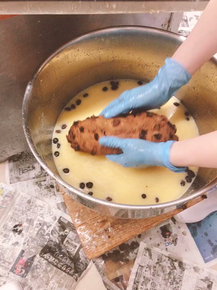 バターで沐浴！？クリスマスを待ちながら食べるシュトーレンはこうして作られる！