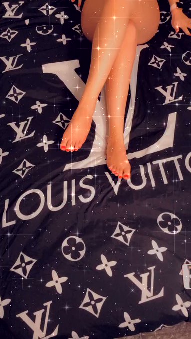 💋💋💦💦🦶🏻🦶🏻Foot Fetish anyone?? 🦶🏻🦶🏻💦💦💋💋   For more content follow me on.....   https://t.co/68cKMWp9Vx  or