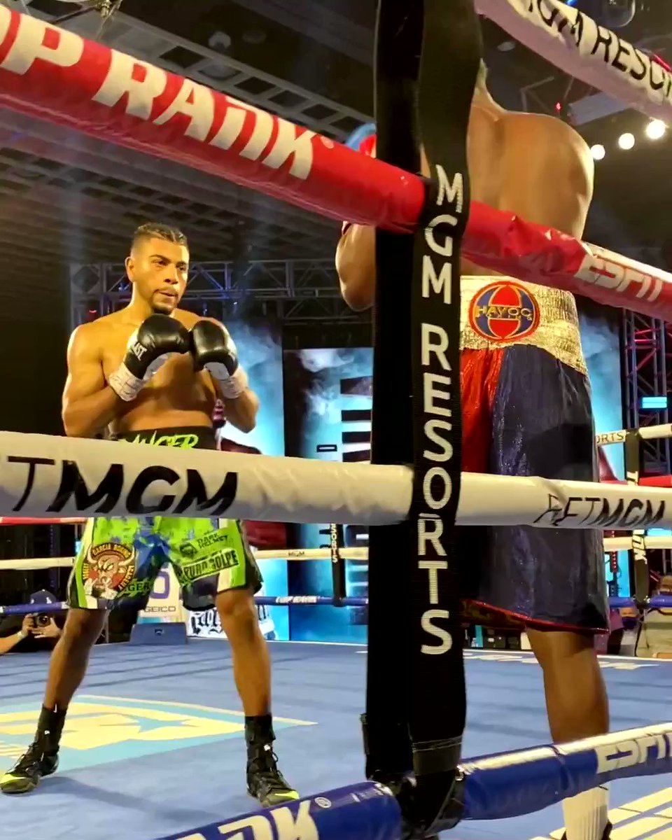 ๐ Raymond Muratalla with some phenomenal body work before unleashing this straight right hand!
๐ฅ Muratalla now 11-0
๐ฅ 9 KOs
๐ฅ: @trboxing
#CrawfordBrook
https://t.co/Y4MsVg8xVF