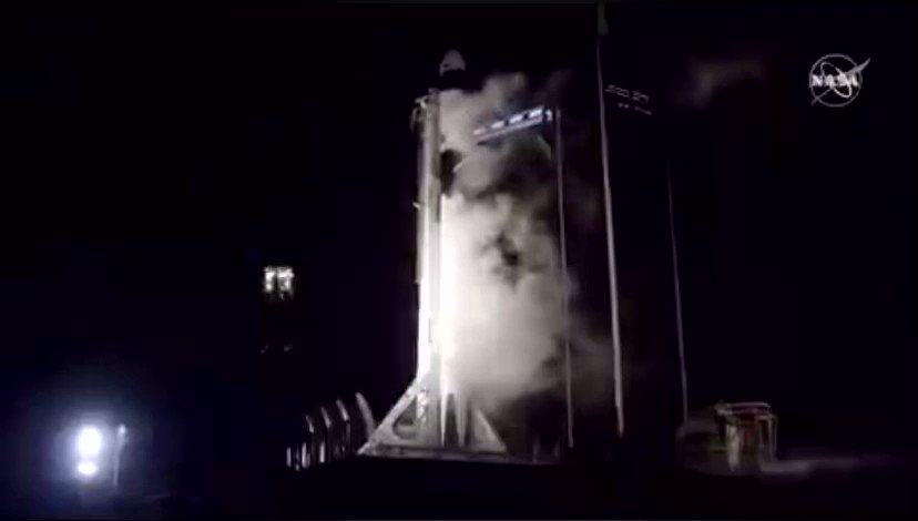 ¡Despegue! A las 7:27 pm ET, el cohete #Falcon9 de @SpaceX y la cápsula #CrewDragon han despegado de la histórica plataforma 39A de @NASAKennedy. 🚀
La cápsula se acoplará con la @Space_Station mañana lunes a las 11 pm ET. https://t.co/ukSjoY7j76 https://t.co/BzAHAF4GiY