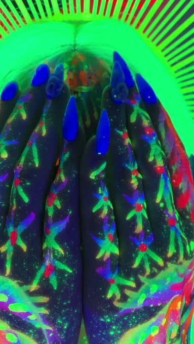 what you see on your acid trip✨

amazing bodypaint by my friend https://t.co/cMrlbnnrcq https://t.co