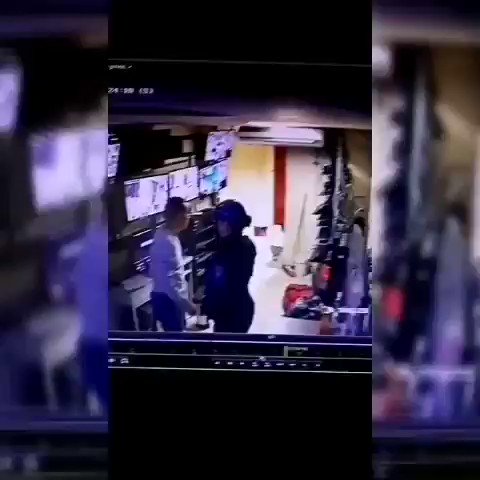 EL VIDEO VIRAL DE LOS POLICIAS COGIENDO

Mientras desempeñaban su labor en un centro de monitoreo de