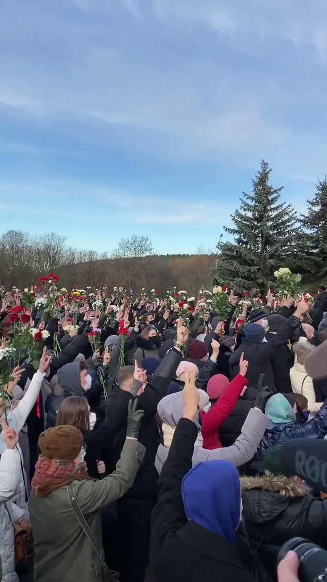 Hanna Liubakova (@HannaLiubakova) on Twitter photo 2020-11-20 08:39:34 #Belarus It is #Minsk right now. People keep coming up to say goodbye to Raman Bandarenka who will be buried later. They are bringing flowers and funeral wreaths. Incredible solidarity and unity #Belarus It is #Minsk right now. People keep coming up to say goodbye to Raman Bandarenka who will be buried later. They are bringing flowers and funeral wreaths. Incredible solidarity and unity
