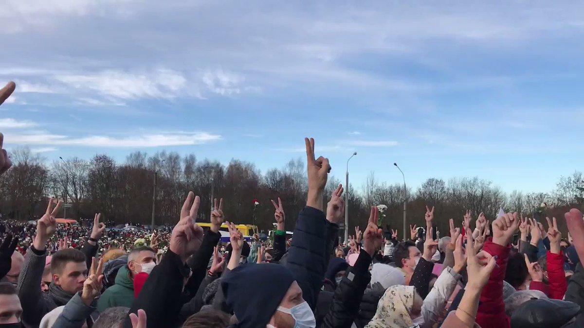 Hanna Liubakova (@HannaLiubakova) on Twitter photo 2020-11-20 08:43:25 #Belarus The moment of silence outside the church. I have goosebumps #Belarus The moment of silence outside the church. I have goosebumps